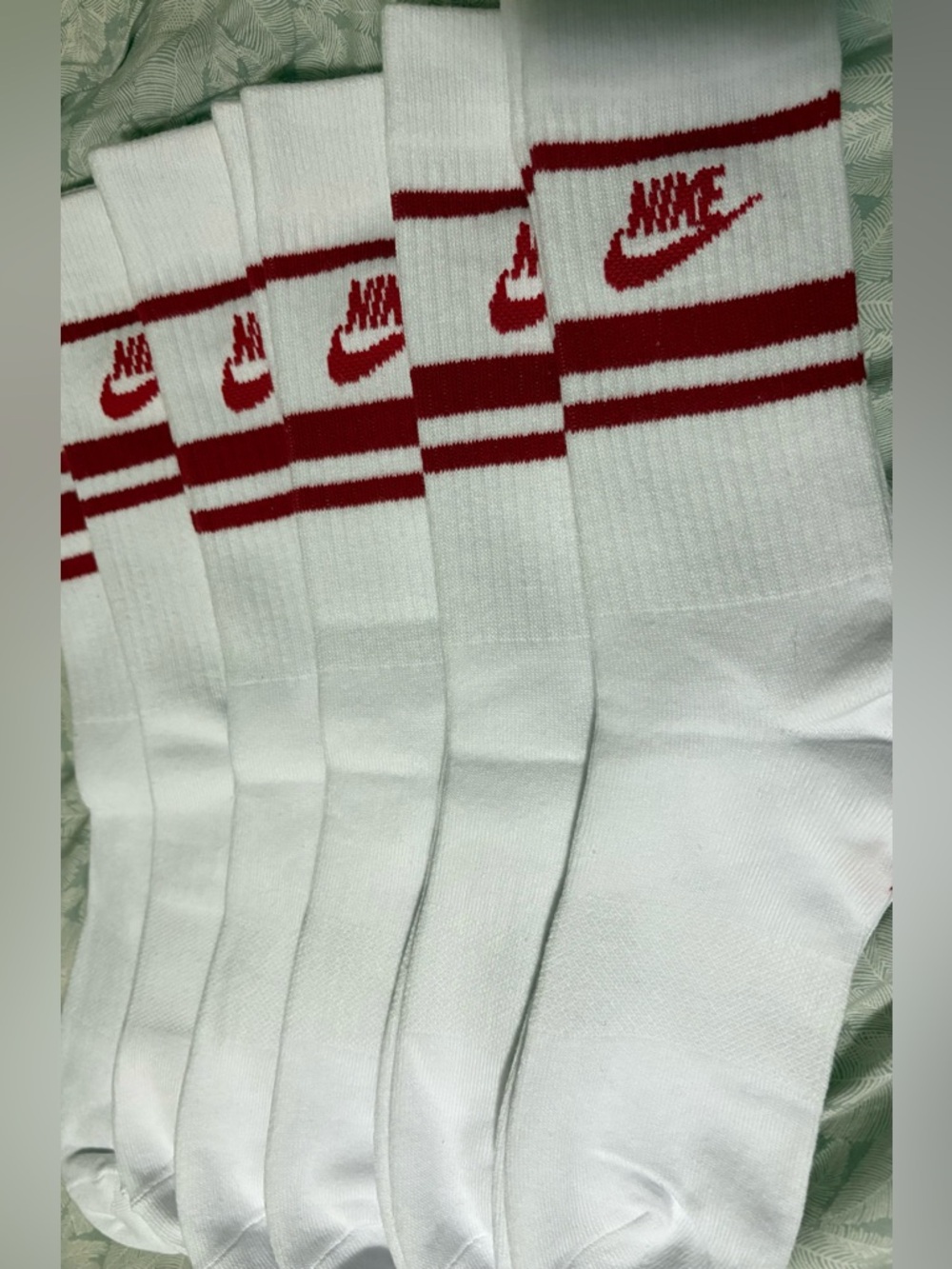 NWOT kids large Nike White Crew Athletic Socks with Red Stripe and Logo